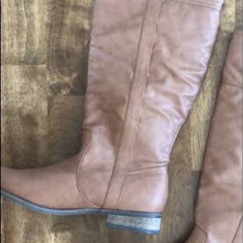 Boots - Picture 4 of 4